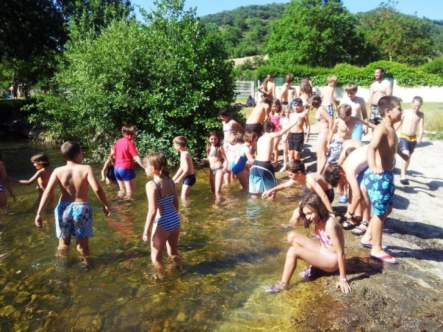 Banandose en el rio